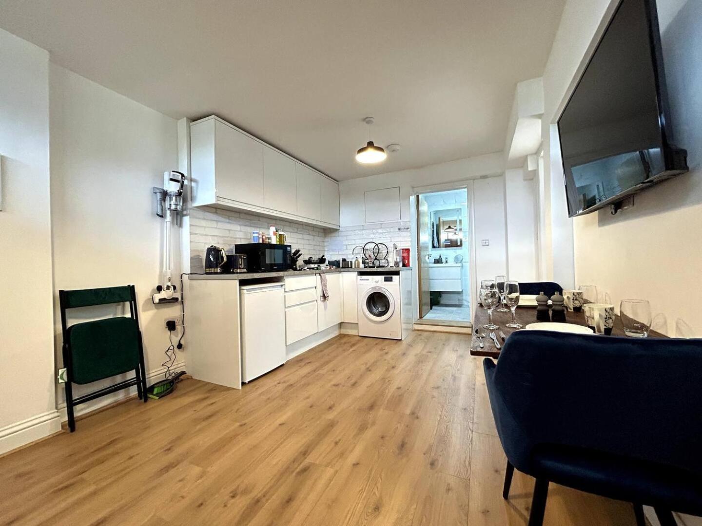 Private 2 Bed Guest House - Van Parking, M25 & A1 Connections Potters Bar Exterior photo